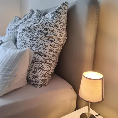 Apartmán Away From Stylish Netflix Kitchen *