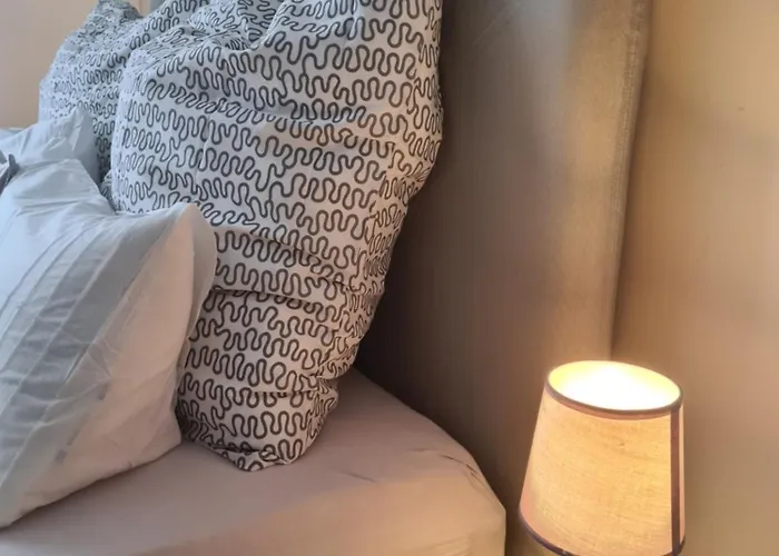 Apartament Away From Stylish Netflix Kitchen *