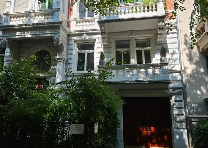 Apartament Away From Stylish Netflix Kitchen